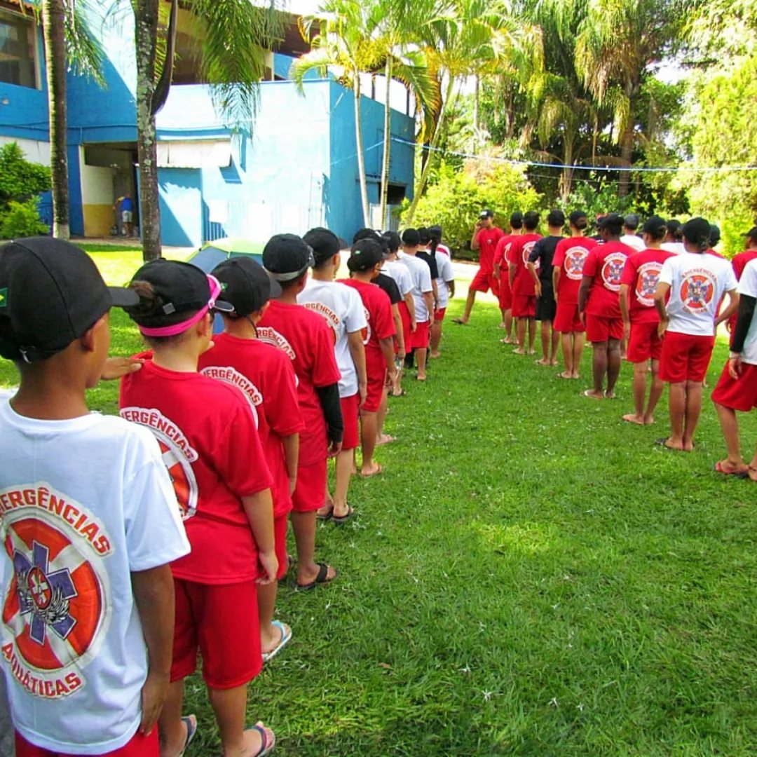 Alunos da FOPE em coluna durante atividade externa