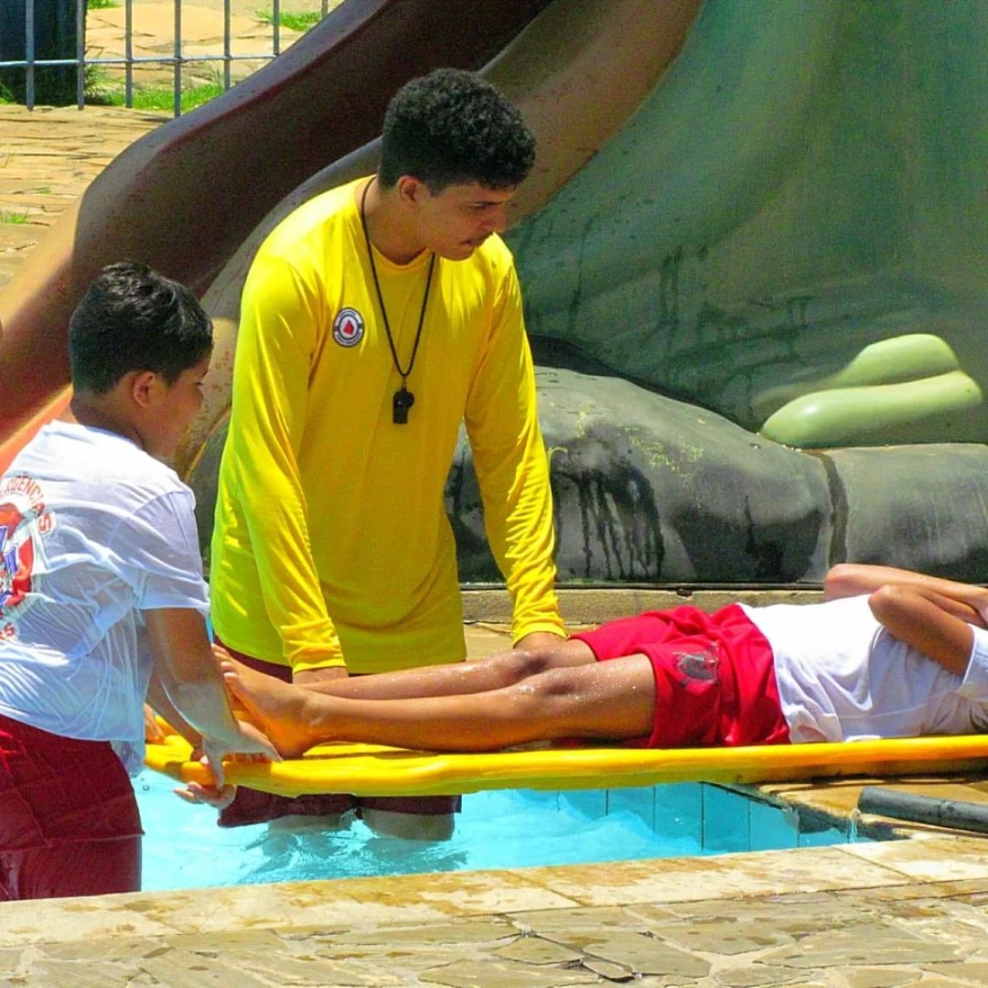 Alunos praticando resgate em maca com instrutor