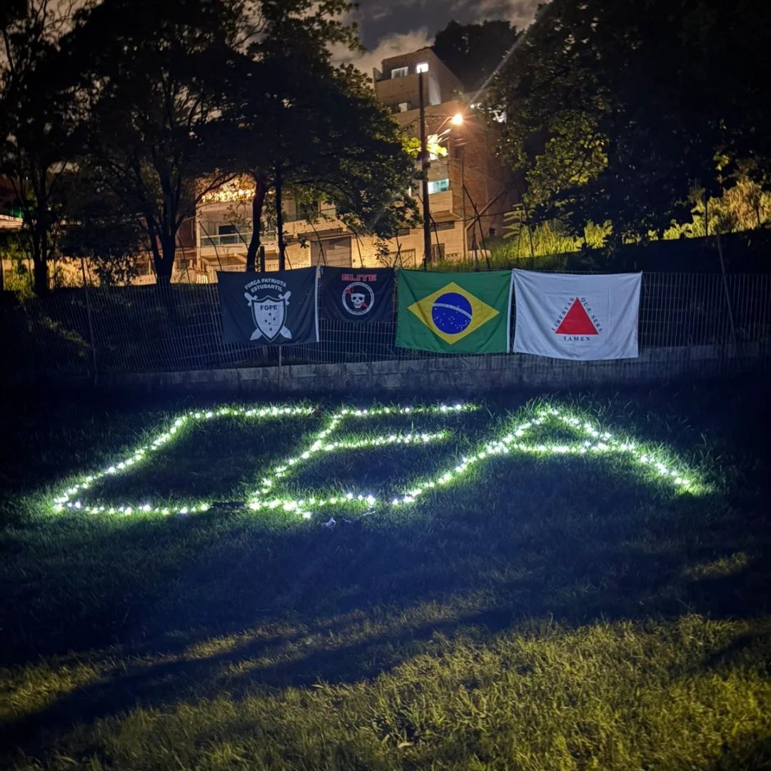 A palavra FOPE formada por velas acesas na grama durante atividade noturna